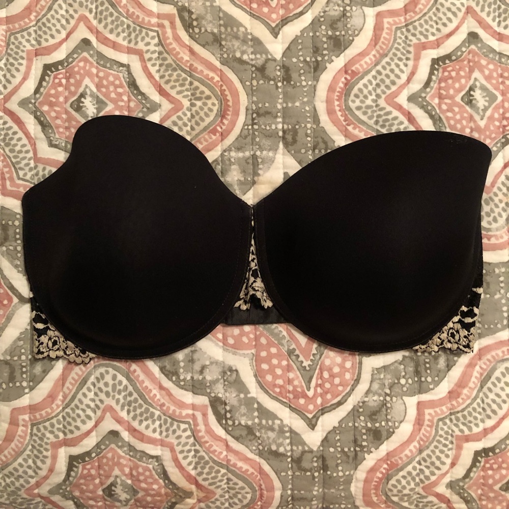 EUC Wacoal Black strapless underwire bra in 34DD.